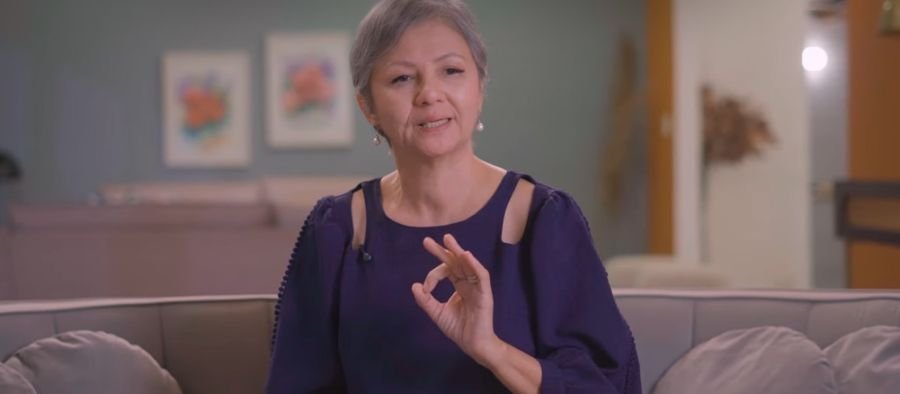Elizete Tai, apresentadora do vídeo