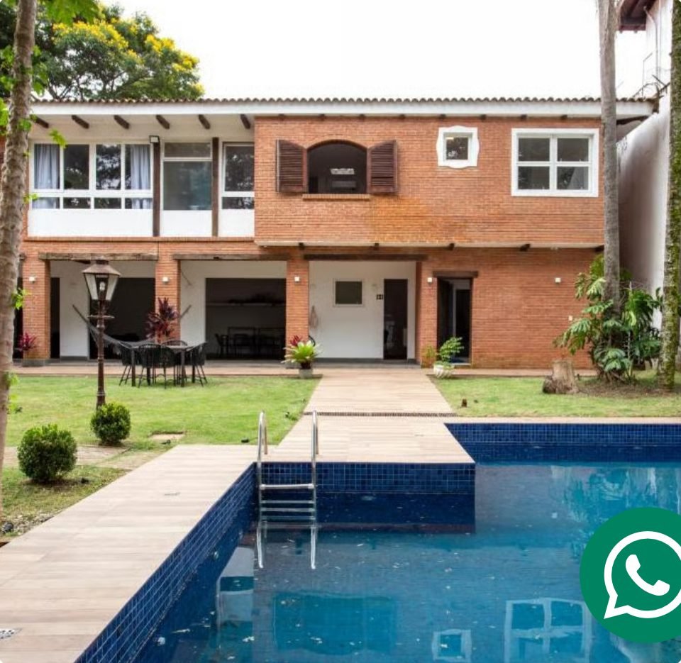 Fachada em tijolo aparente e piscina